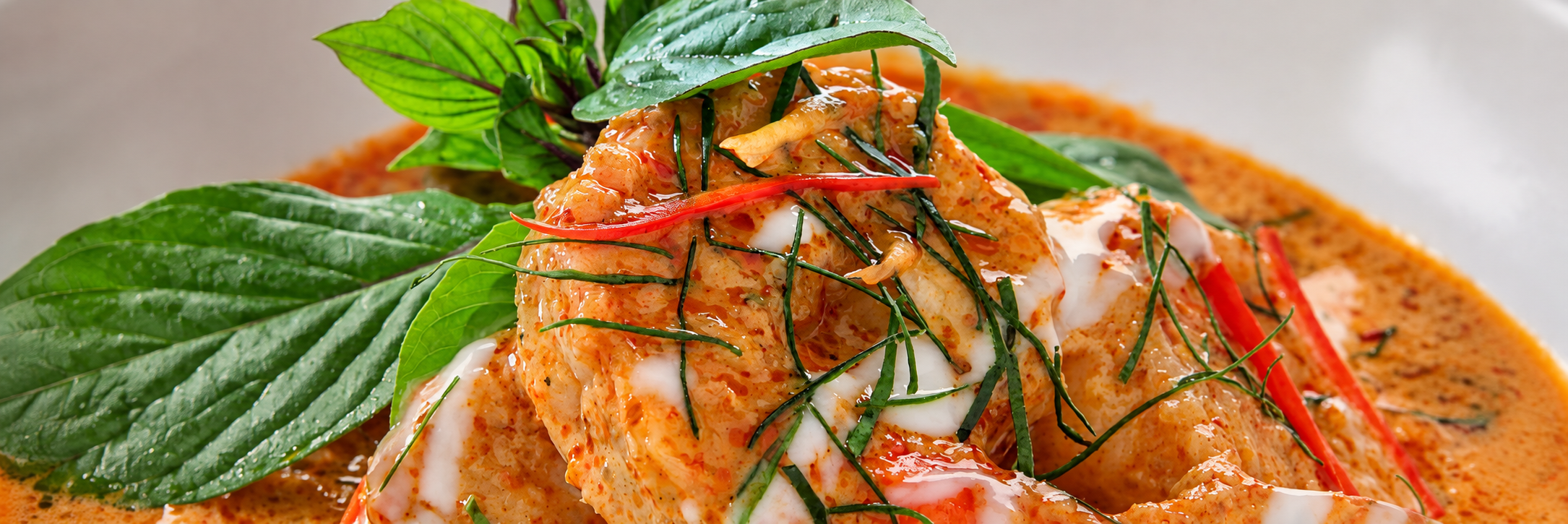 Plat thaïlandais au cari, lait de coco et fines herbes